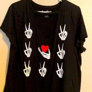 Size 2 torrid lovesick tee skeleton hands peace